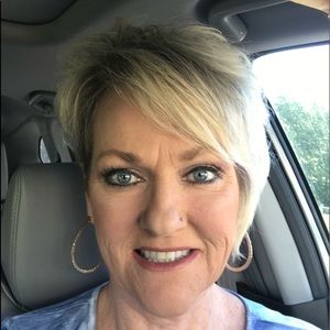 Meet your Posher, Debbie